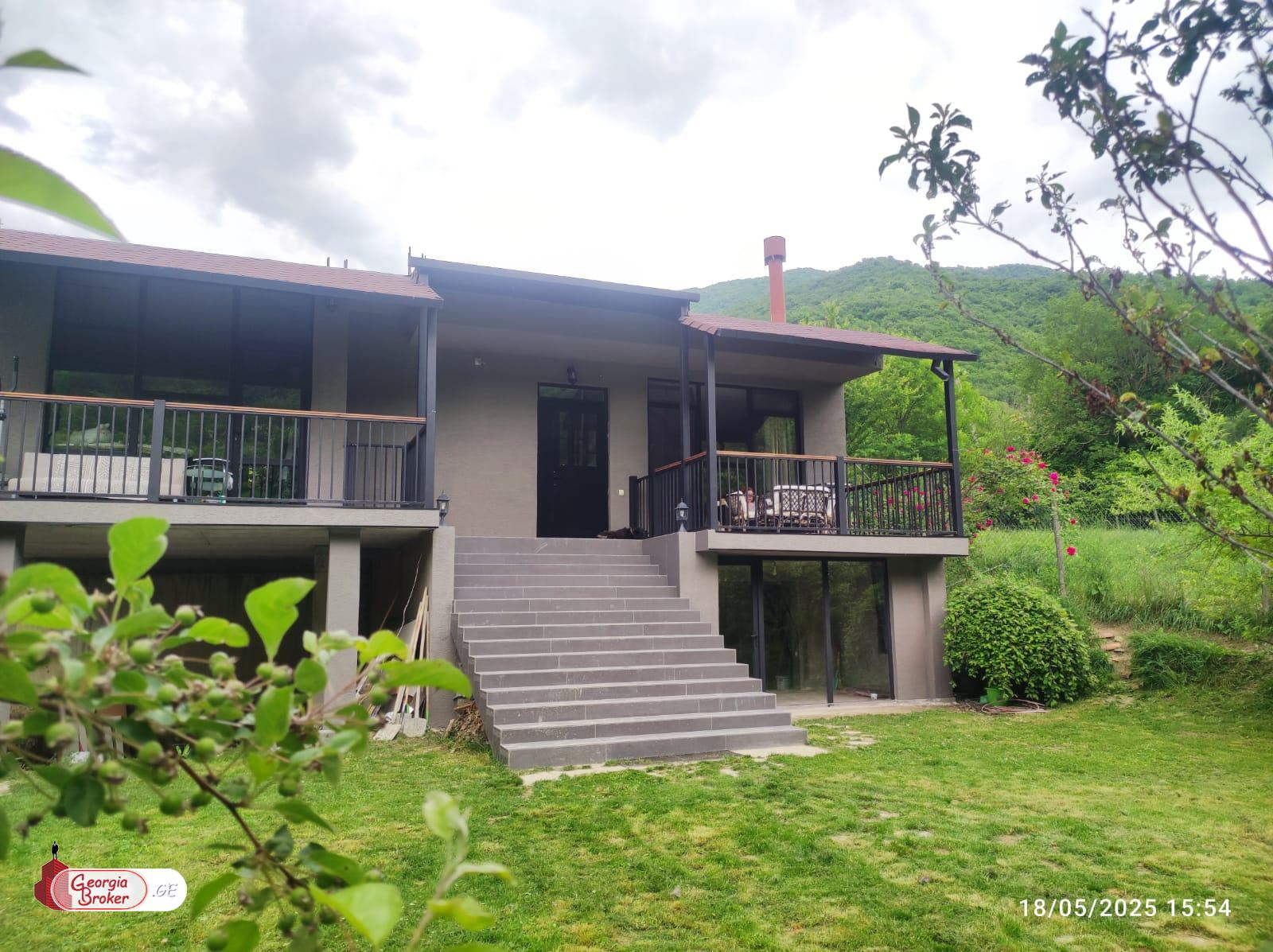 продается дом с новым ремонтом 6-комнат